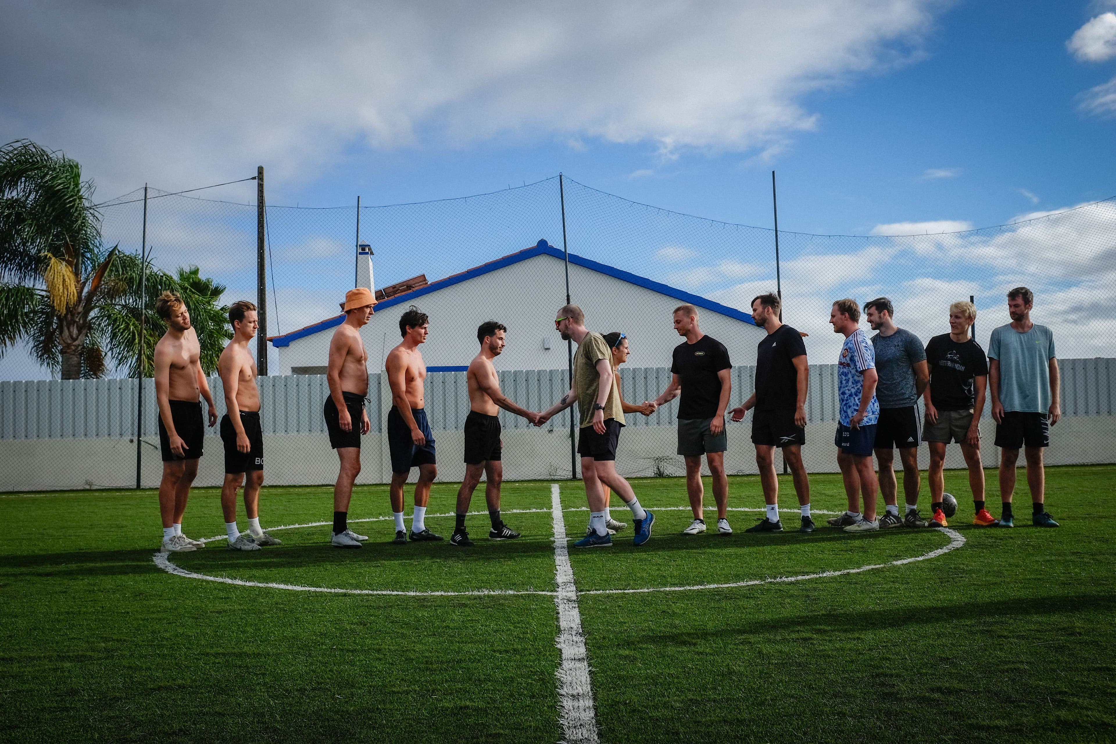 Kollegaer klare for fotballkamp i Portugal