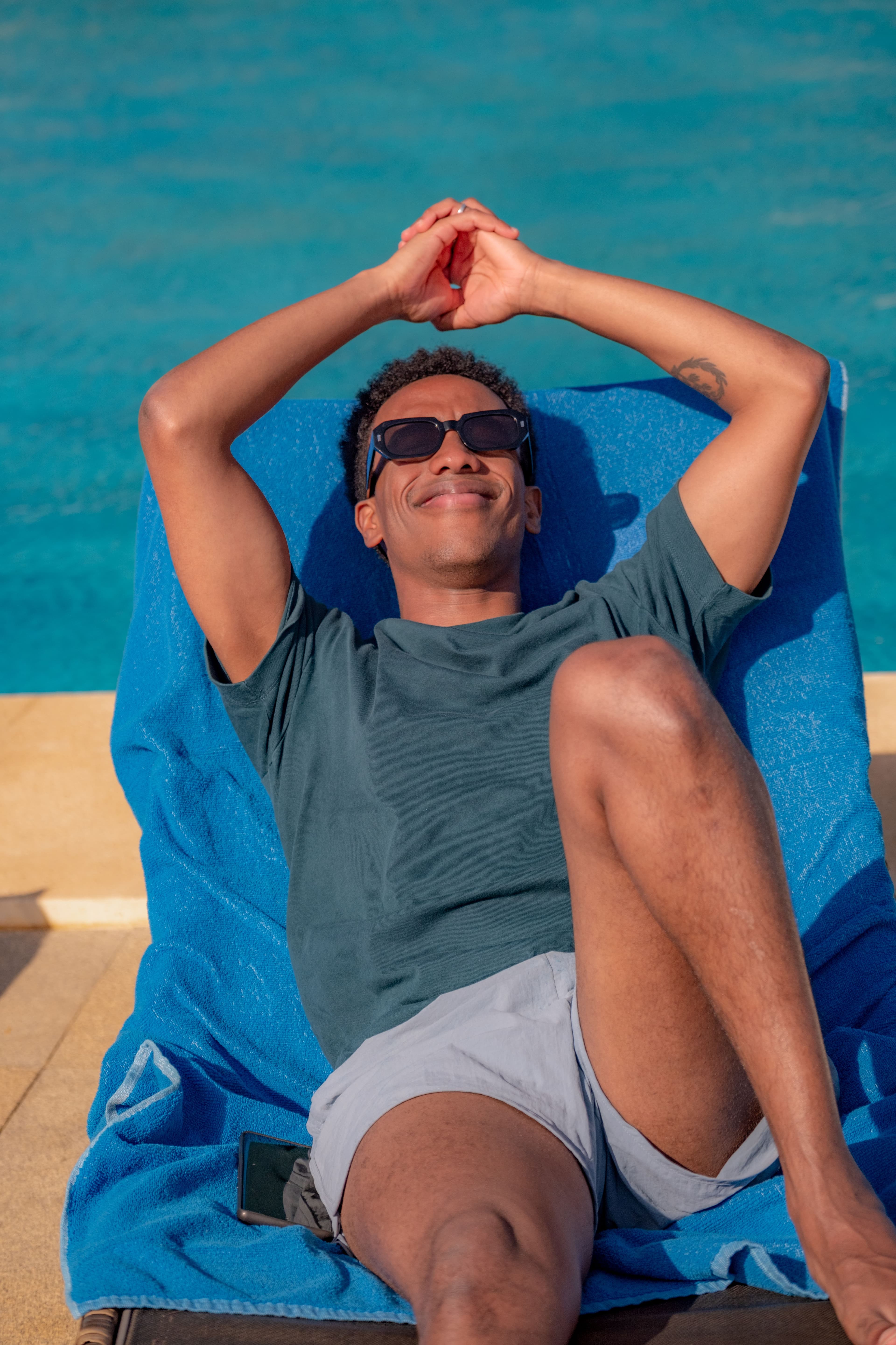 Chiller ved bassenget i Spania på workation