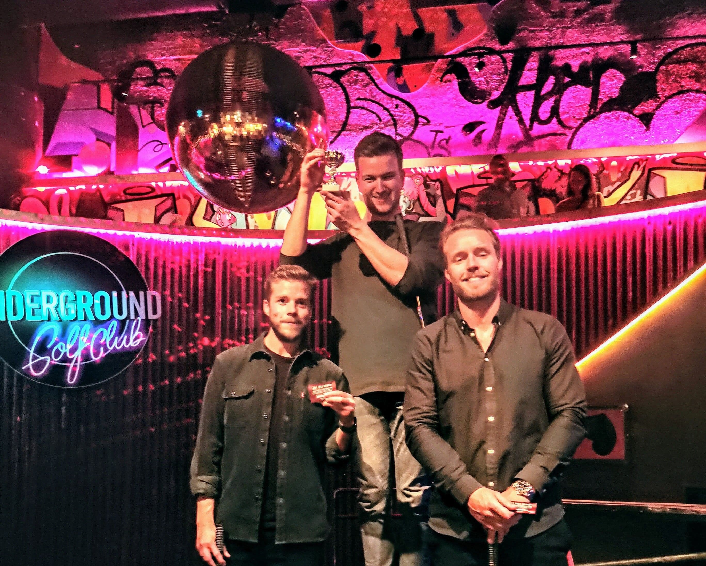 Kollegaer på minigolf