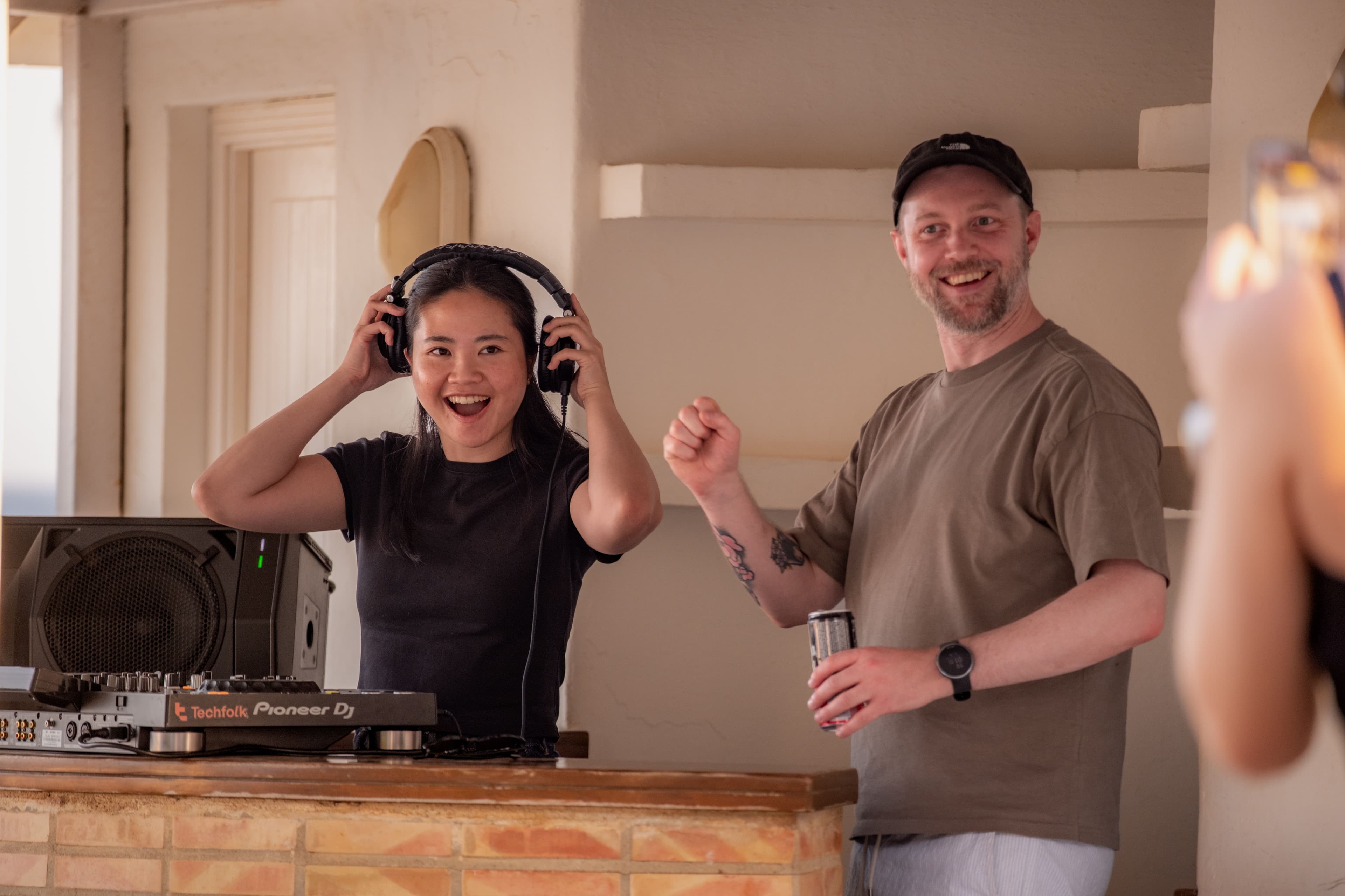 DJ spilling ved bassenget i Spania