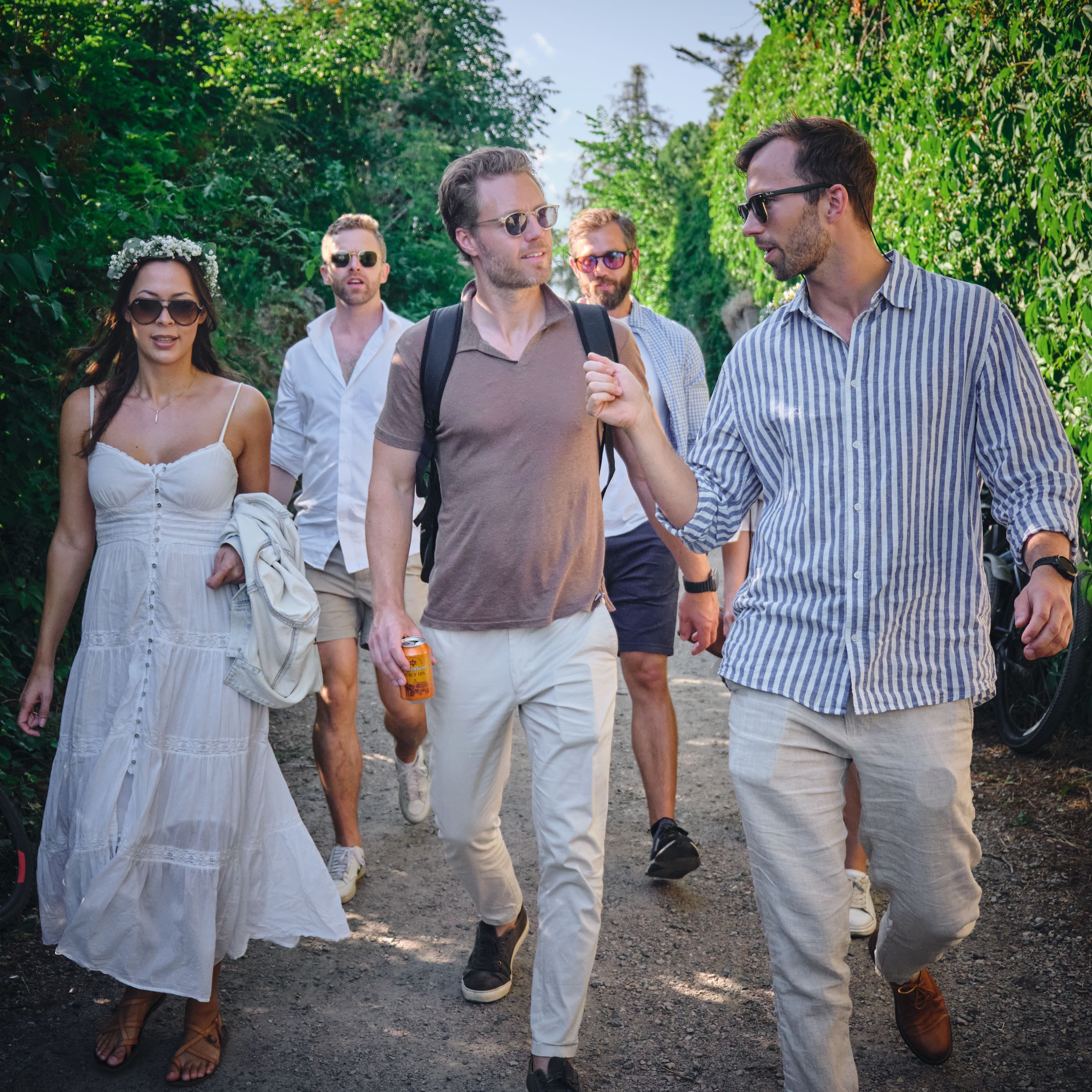 Kollegaer på vei til sommerfest