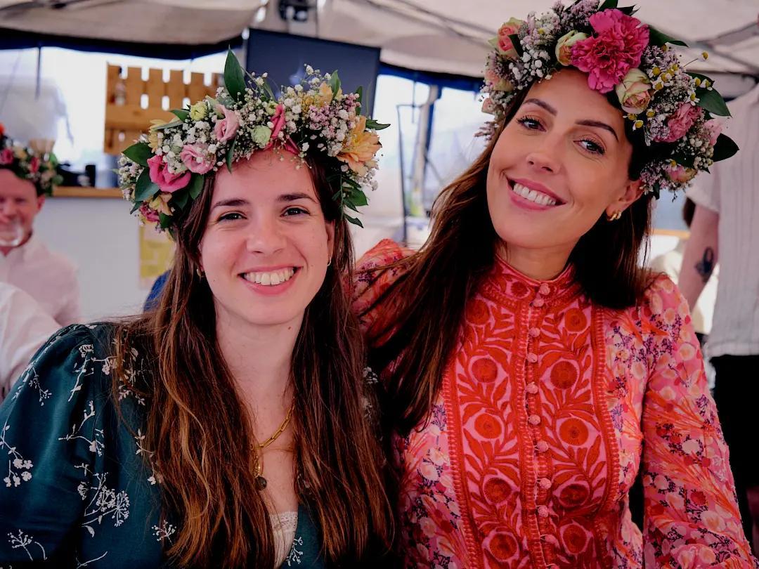 Karoline og Helen med sommerkjole og blomsterkrans på hodet