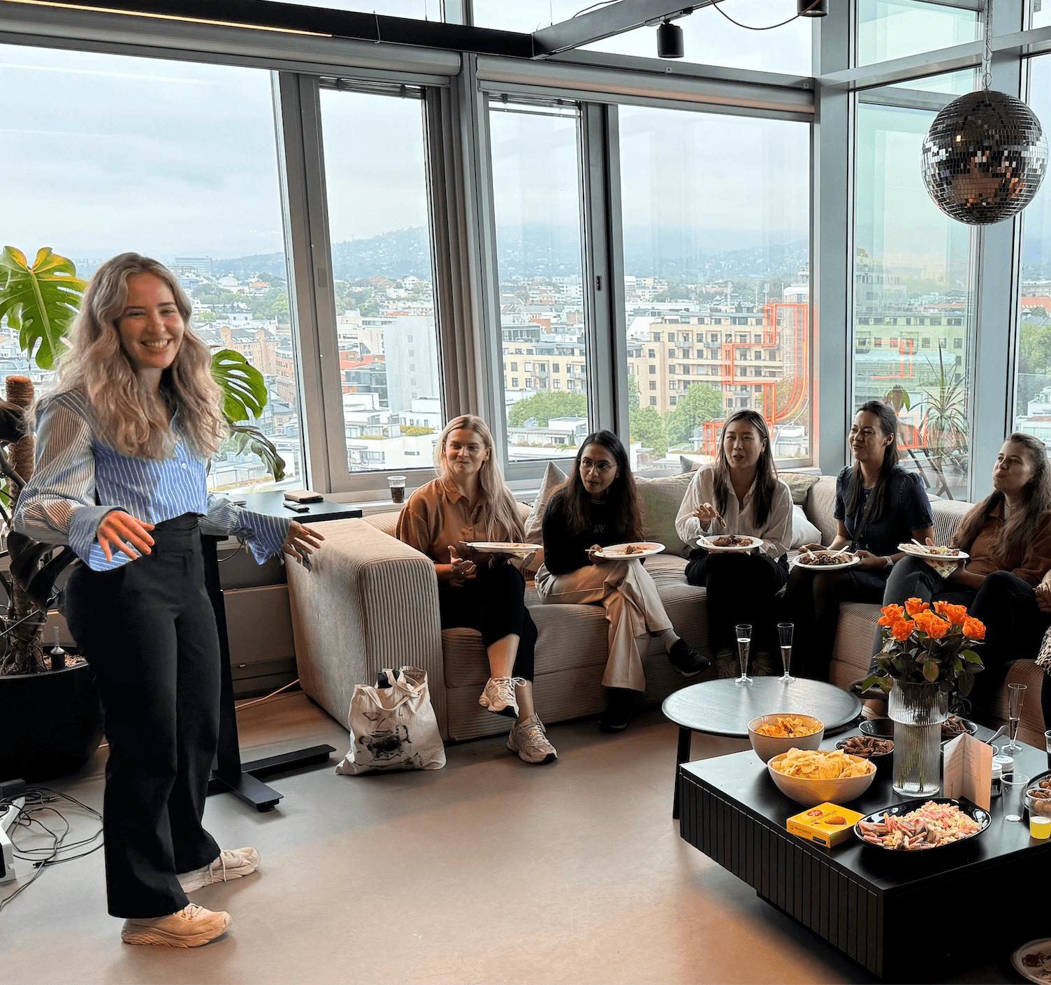 Nora Tomas snakker til alle kvinnene som har møtt opp på Techgirls